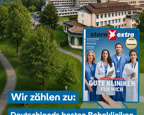 Das Bild zeigt ein Krankenhausgelände mit Bäumen und Wegen. Im Vordergrund ist eine Zeitschrift mit dem Titel "Gute Kliniken für mich" abgebildet.