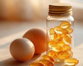 Ein Glas mit gelben Kapseln steht neben zwei Eiern auf einem Tisch. Das Licht fällt sanft auf die Szene.
