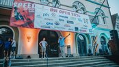 Eine Bühne mit einem Redner und mehreren Personen, umgeben von Sponsorenbanner für die Veranstaltung "BW Open 2026".