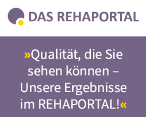 Eine lächelnde Frau in einem weißen Laborkittel vor einem lila Hintergrund, mit dem Text „Qualität, die Sie sehen können – Unsere Ergebnisse im REHAPORTAL!“ und einem gelben Button „Mehr erfahren“.