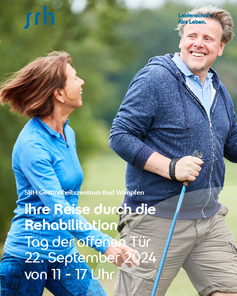 Zwei Personen, ein Mann und eine Frau, gehen im Freien, beide lächelnd und aktiv. Der Mann hält einen Gehstock. Text im Bild informiert über einen Tag der offenen Tür am 22. September 2024 im SRH Gesundheitszentrum Bad Wimpfen.