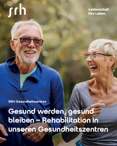 Älteres Paar mit Brillen, das lächelnd spazieren geht. Der Mann trägt ein blaues Sweatshirt, die Frau ein ärmelloses Oberteil. Text auf dem Bild bezieht sich auf Gesundheit und Rehabilitation in Gesundheitszentren.